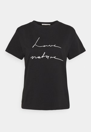Czarny T-shirt z krótkim rękawem z białym kursywym napisem "Love nature" z przodu.