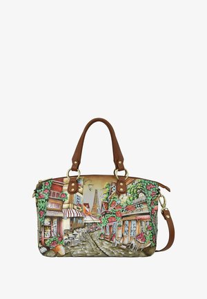 Mehrfarbige Handtasche mit braunen Ledergriffen. Sie zeigt eine Straßenszene mit Gebäuden, Blumen und einer Illustration des Eiffelturms.