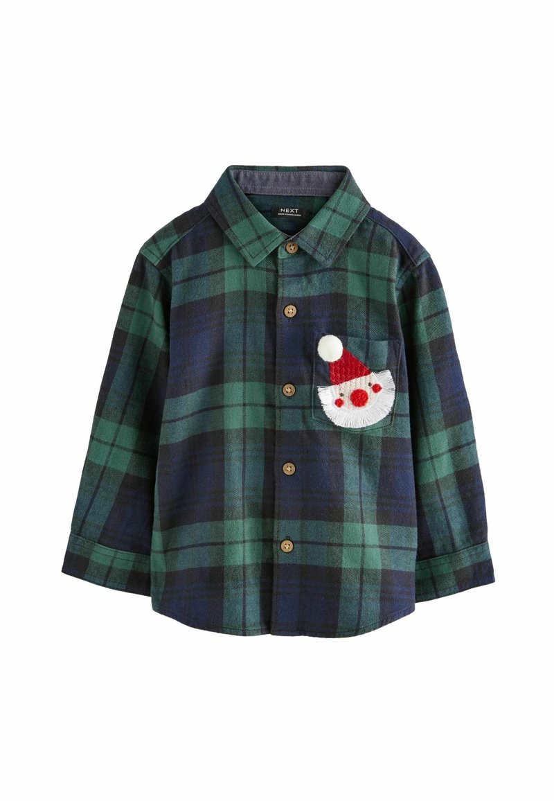 Chemise à manches longues à carreaux verts et bleu marine avec boutons ; présente un patch texturé représentant un visage du Père Noël sur la poche gauche. Boutons marron.