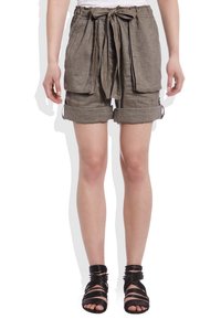 Szorty z mieszanki lnu w ziemistym brązie, z wiązanym pasaem, zapięciem na guziki i dwiema dużymi kieszeniami. Podwinięte mankiety dodają wizualnego zainteresowania.