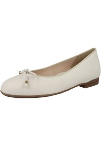Chaussure plate en simili cuir crème avec un bout rond, un détail en nœud et un petit accent en perles. Semelle texturée et design minimaliste.