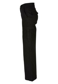 Pantalon cargo noir à coupe droite avec poches latérales à rabat et fermeture par bouton à la taille, vu de profil.