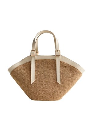 Borsa a spalla in paglia intrecciata color cannella con rifiniture in pelle bianco sporco e doppi manici fissati da fibbie dorate.