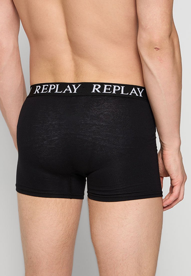 Czarne bokserki z miękkiego materiału, dobrze dopasowane, z kontrastującym białym logo "REPLAY" na gumce.
