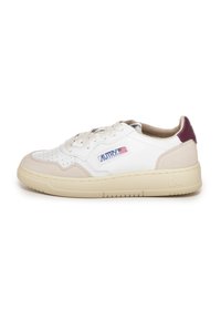 Baskets en cuir blanc avec des accents en daim beige, bout texturé, semelle beige et onglet de talon bordeaux. Présente un logo bleu sur le côté.