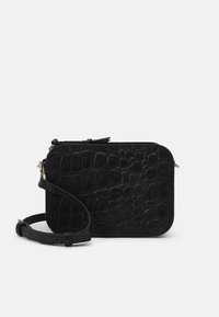 Borsa nera con texture a coccodrillo, dotata di tracolla regolabile e chiusura con cerniera, su uno sfondo bianco semplice.