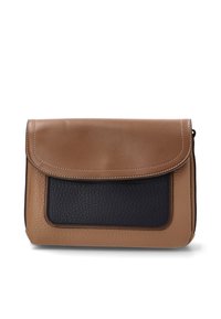 Bolso de cuero marrón con solapa y un panel frontal negro texturizado, con costuras en contraste y acabado suave, de forma rectangular y sin herrajes visibles.