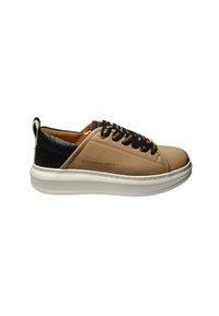 Sneakers in pelle beige con tacco glitter nero, suola bianca e lacci neri. "ALEXANDER SMITH" impresso di lato. Design a punta rotonda.