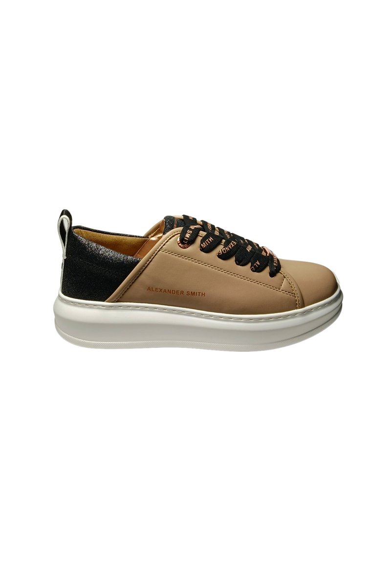 Sneakers in pelle beige con tacco glitter nero, suola bianca e lacci neri. "ALEXANDER SMITH" impresso di lato. Design a punta rotonda.