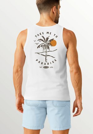 Weißes ärmelloses Tanktop mit einem Palmen-Design, orangefarbener Sonne und dem Text "BRING MICH INS PARADIES" auf dem Rücken. Hellblaue Shorts.