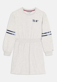 Sodriai pilka suknelė su ilgomis rankovėmis, elastingu liemeniu ir "TOMMY" logotipu. Rankovėse yra tamsiai mėlyni dryžiai kaip akcento detalė. Minkšta medžiaga.