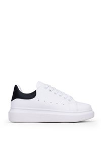 Sneaker bianco con suola spessa bianca, accento nero sul tallone, tomaia in pelle liscia e sei occhielli per i lacci. Perforazioni sottili per ventilazione.