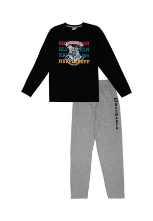 Schwarzes Langarmshirt mit mehrfarbigem Schriftzug und Hogwarts-Wappen, kombiniert mit grauen Schlafanzughosen, die ein "H"-Logo und Schriftzüge an der Seite tragen.