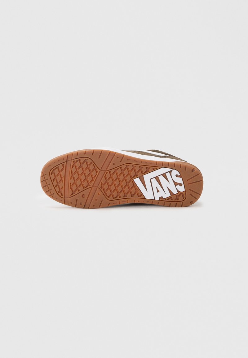 Semelle de chaussure en caoutchouc brun avec des motifs de texture pour adhérence et logo "VANS" blanc. Bords lisses et détail de couture contrastante visibles.
