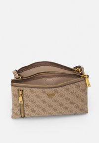 Brązowa torba z wzorem, wyposażona w złocone zamki błyskawiczne i detale, posiadająca dwie przegrody. Wykonana z teksturowanego materiału. Widoczne logo marki.