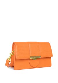 Borsa a tracolla in pelle arancione con texture, chiusura a patta, dettagli in oro e tracolla removibile. Presenta una leggera curvatura nella parte inferiore.
