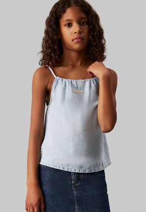 Lyseblå denim tanktop med tynde stropper og sammensunket halsudskæring. Har et lille Calvin Klein logo mærke fortil, afslappet pasform og lige kant.
