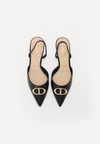Črne slingback pete s konicami. Gladek usnjen material z bež podplatom in zlatimi okrasnimi detajli spredaj.