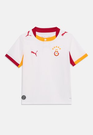 Hvid kortærmet sportstrøje med røde og gule accenter, Puma-logoer og et skjold med fem stjerner og året 1905 på brystet.