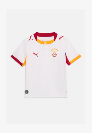 Maillot de sport blanc à manches courtes avec des accents rouges et jaunes, logos Puma, et un blason avec cinq étoiles et l'année 1905 sur la poitrine.