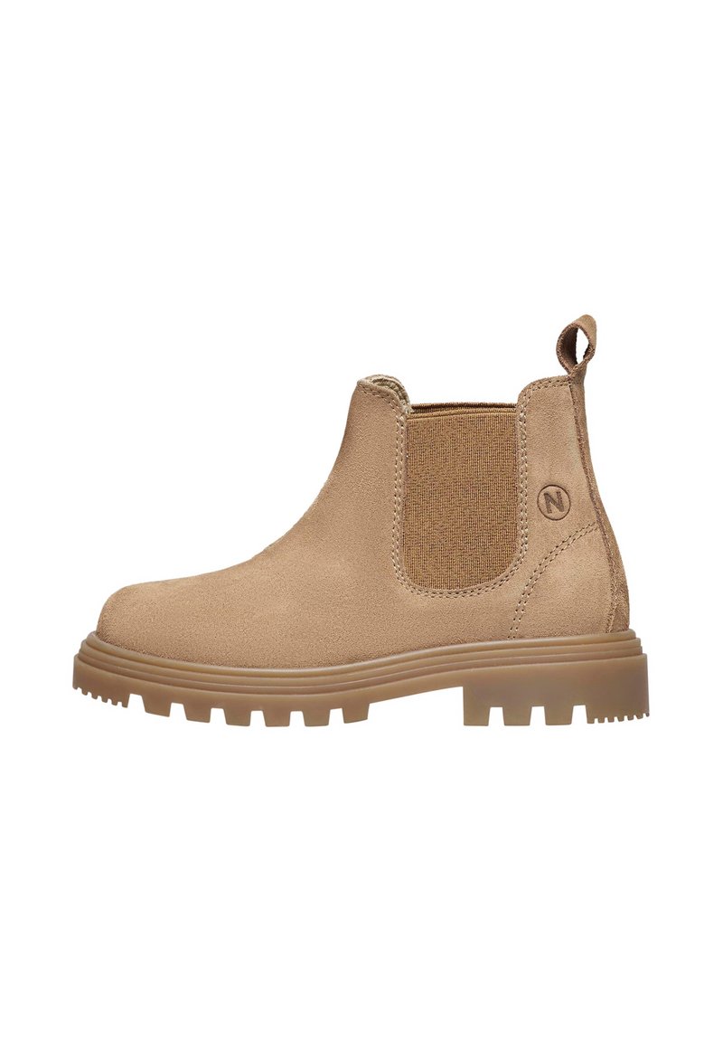 Stivali alla caviglia in suede tan con pannelli elasticizzati laterali, tessuto testurizzato e suola in gomma resistente. Tasca a ciclo sul retro per un facile indossamento e rimozione.