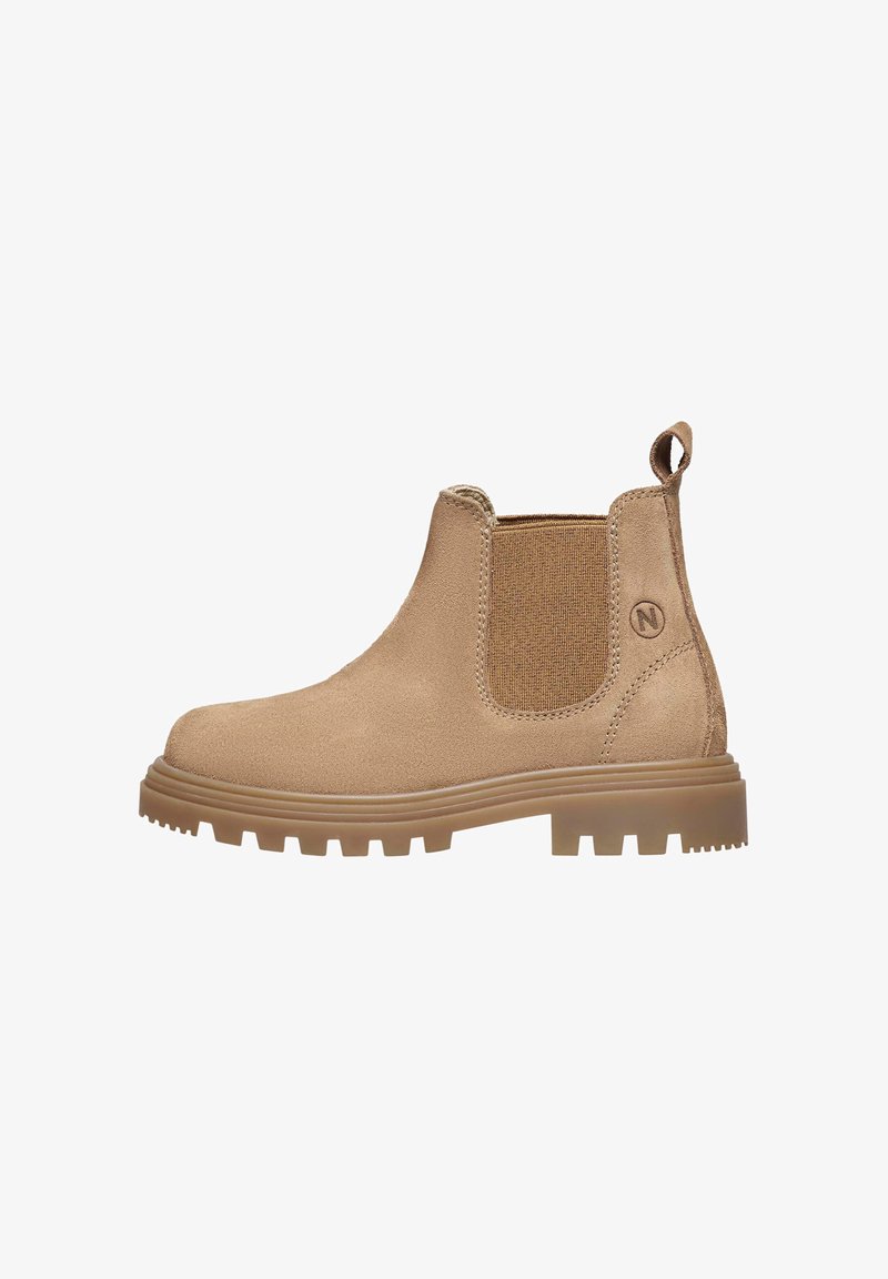 Stivali alla caviglia in suede tan con pannelli elasticizzati laterali, tessuto testurizzato e suola in gomma resistente. Tasca a ciclo sul retro per un facile indossamento e rimozione.