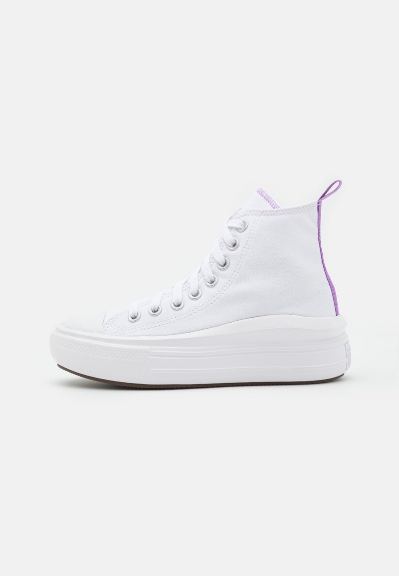 Baskets montantes blanches avec semelle épaisse, lacets blancs et languette violette au talon sur fond blanc uni.