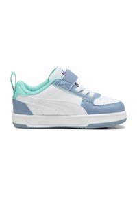 Scarpe da ginnastica basse bianche e azzurro pastello, con fodera interna verde menta, stringhe frontali e una singola cinghia in Velcro, su uno sfondo bianco.