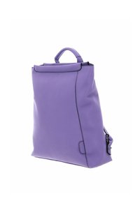 Sac à dos en cuir violet avec une texture lisse, doté d'une poignée supérieure, de fermetures éclair et d'une poche latérale pour le rangement. Design minimaliste.