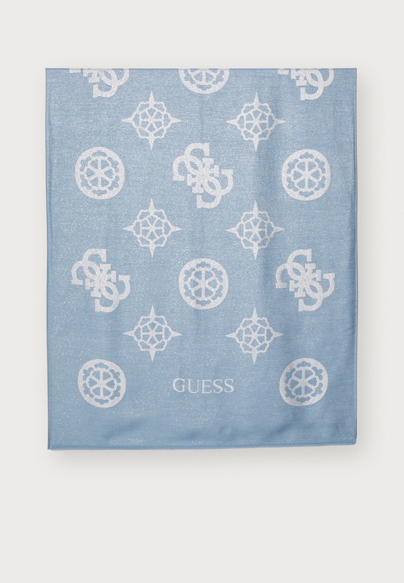 Šviesiai mėlynas šalikas su baltais geometriniais raštais ir „GUESS“ logotipu. Lygus paviršius ir subtilus blizgesys visame šalike.