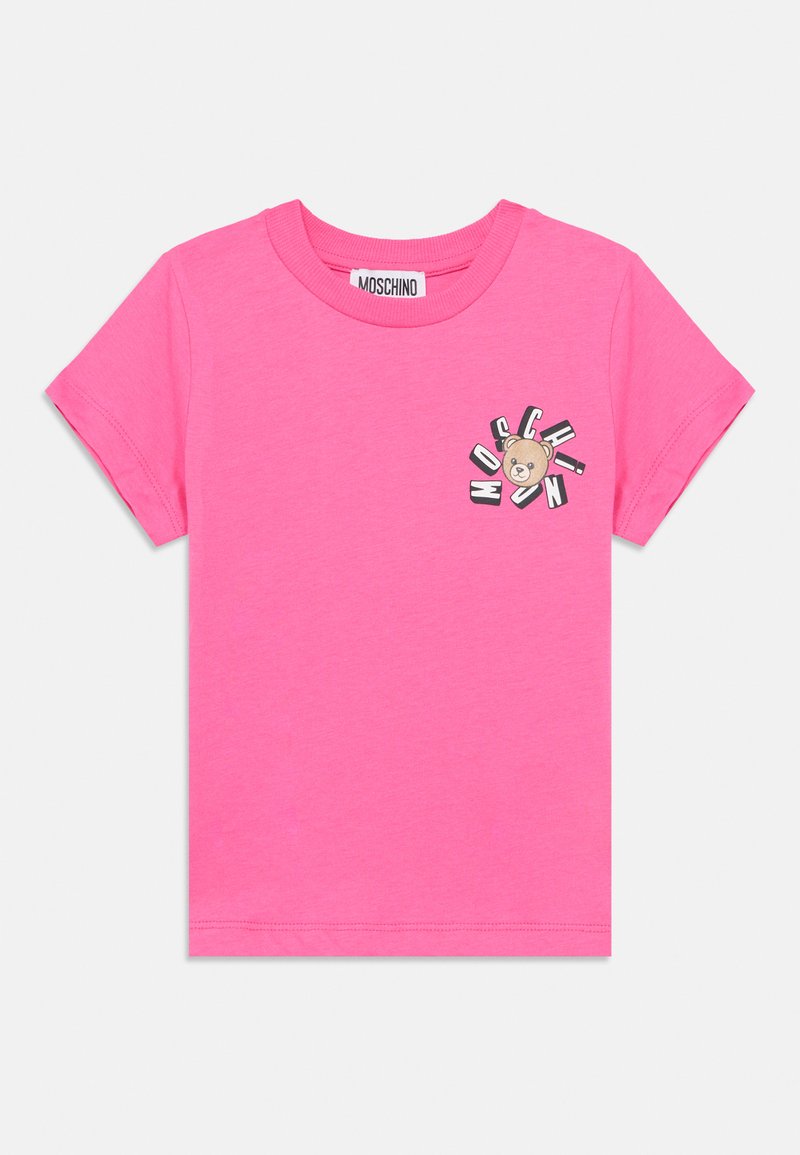 Ροζ βαμβακερό κοντομάνικο μπλουζάκι, με γραφικό αρκούδας και κείμενο «Moschino» στην αριστερή πλευρά του στήθους. Λαιμόκοψη στρογγυλή.