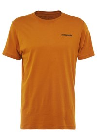 Pomarańczowa koszulka z krótkim rękawem Patagonia z okrągłym dekoltem i małym czarnym logo na lewej piersi.