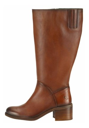 Botte haute jusqu'au genou en cuir marron avec talon bas empilé et détail papillon embossé près du talon sur fond blanc.