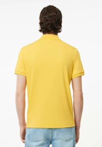 Lacoste Polo - jaune cornslik iy
