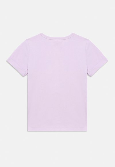 Világos lila rövid ujjú póló puha pamutból, kerek nyakkivágással, egyszerű designnal, látható minták vagy díszítések nélkül.