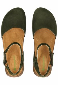 Ciemnozielone zamszowe sandały z okrągłym czubkiem, odkrytymi piętami, paskiem na kostkę oraz poduszką w kolorze brązowym. Posiadają paski dla zapewnienia stabilnego dopasowania.