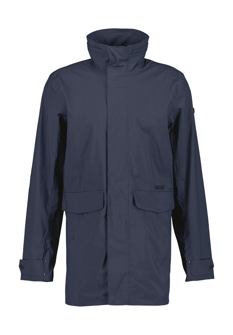 Navy wasserabweisende Jacke mit hohem Kragen, zwei Fronttaschen, verstellbaren Bündchen und einem schlanken Design ohne sichtbare Verschlüsse.