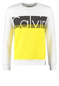 Sudadera blanca con rayas horizontales amarillas y negras. Presenta un atrevido logo de "Calvin" en el pecho, puños y dobladillo acanalados.