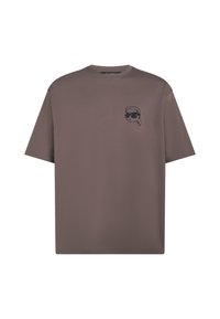 Bruine kortarm T-shirt met een kleine zwart geborduurde cartoon die een zonnebril en een sjaal draagt op de linkerborst.