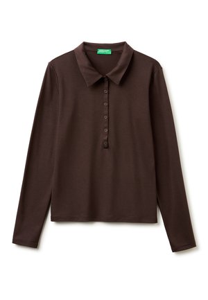 Ciemnobrązowa koszulka polo z długim rękawem, z sześcioma guzikami z przodu i klasycznym kołnierzykiem, ułożona płasko na białym tle.