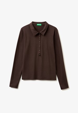 Ciemnobrązowa koszulka polo z długim rękawem, z sześcioma guzikami z przodu i klasycznym kołnierzykiem, ułożona płasko na białym tle.