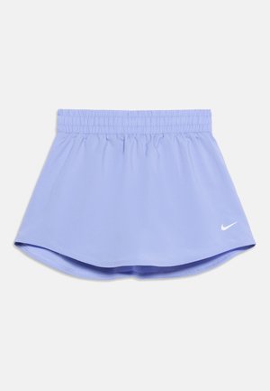 Světle fialová sportovní sukně se širokým elastickým pasem a malým bílým logem Nike na spodní pravé straně, zobrazená na bílém pozadí.