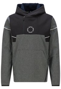 Sudadera con capucha en negro y gris con tela texturizada, bolsillo tipo canguro, cremalleras y un logo circular en el pecho. Capucha forrada de felpa.