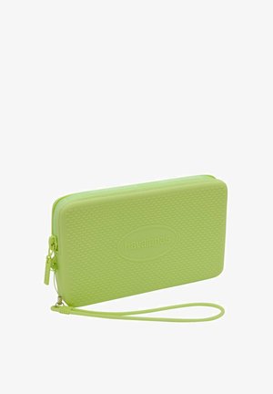 Portafoglio verde in gomma con motivo testurizzato, chiusura con zip e tracolla. Presenta un logo circolare in rilievo sul fronte.