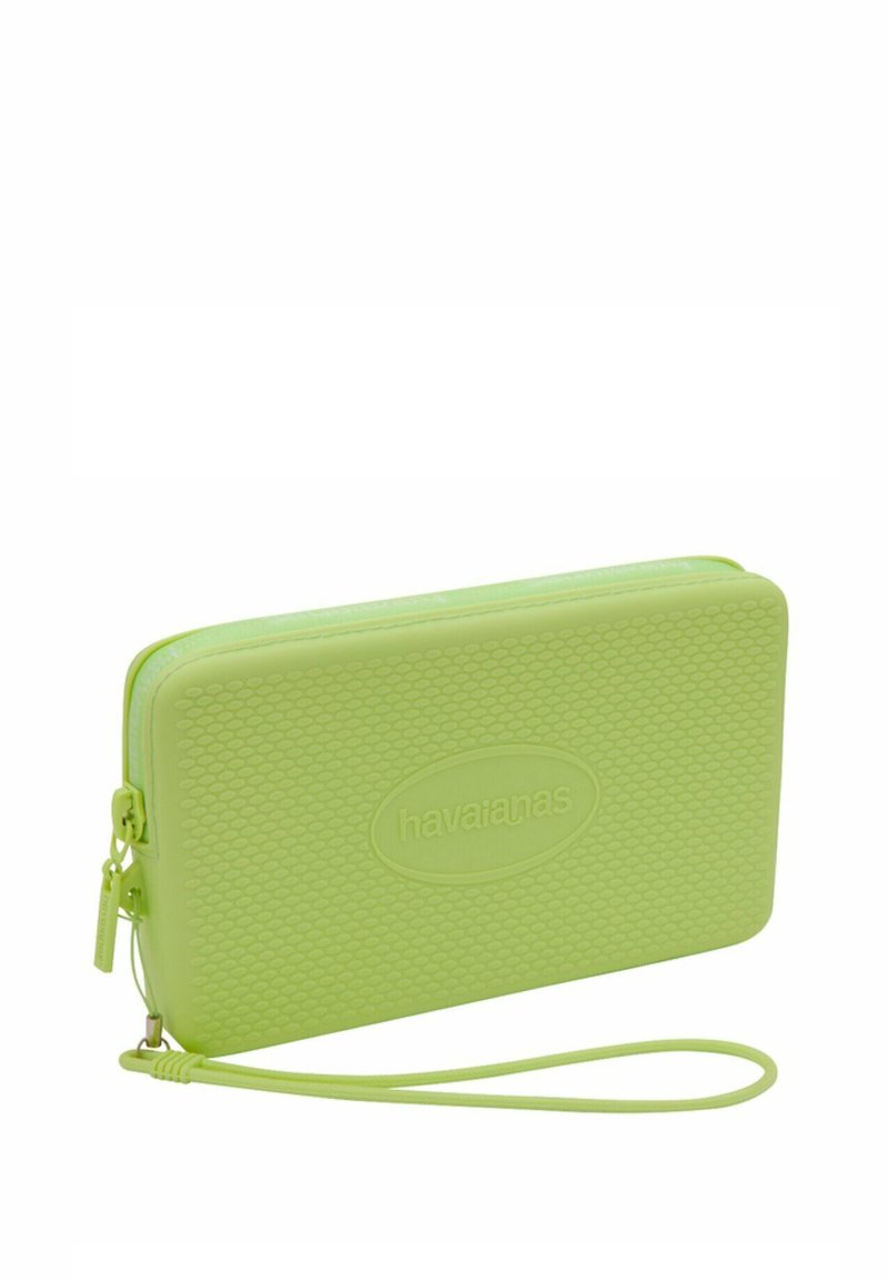 Cartera de goma verde con un patrón texturizado, cierre de cremallera y correa para la muñeca. Cuenta con un logo embosado circular en la parte frontal.