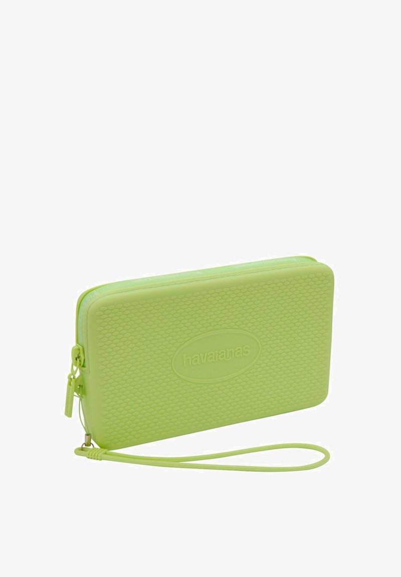 Portafoglio verde in gomma con motivo testurizzato, chiusura con zip e tracolla. Presenta un logo circolare in rilievo sul fronte.