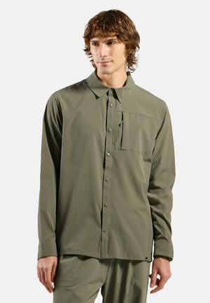 Grünes Langarmhemd aus leichtem Stoff, mit Knopfverschluss, Kragen und einer Brusttasche mit einem kleinen Reißverschlussdetail.