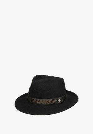 Schwarzer Filz-Fedora-Hut mit einem braunen Band mit Zickzackmuster und einem kleinen runden silbernen Emblem an einer Seite.