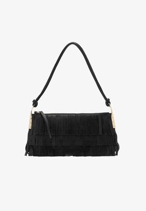 Bolso de cuero negro con detalles de flecos en capas, herrajes en tono dorado y una única correa para el hombro con nudos decorativos.