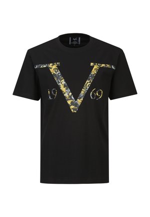 T-shirt noir à manches courtes avec un grand "V" orné et les chiffres "19" et "69" en motifs décoratifs dorés et gris sur le devant.